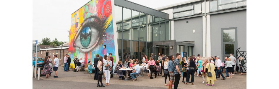 curso de inglés para niños y jóvenes en Cheltenham